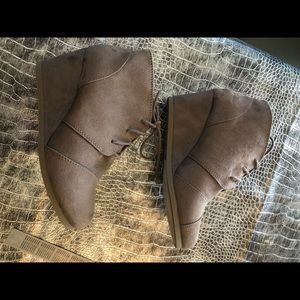 Low/ mid heel wedge ankle bootie in faux suede size 8 taupe/ beige like new